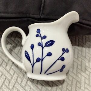 HOME BY TARGET ITALY BLUE TULIP FLOWER 4” EARTHENWARE MILK SMALL PITCHER JUG